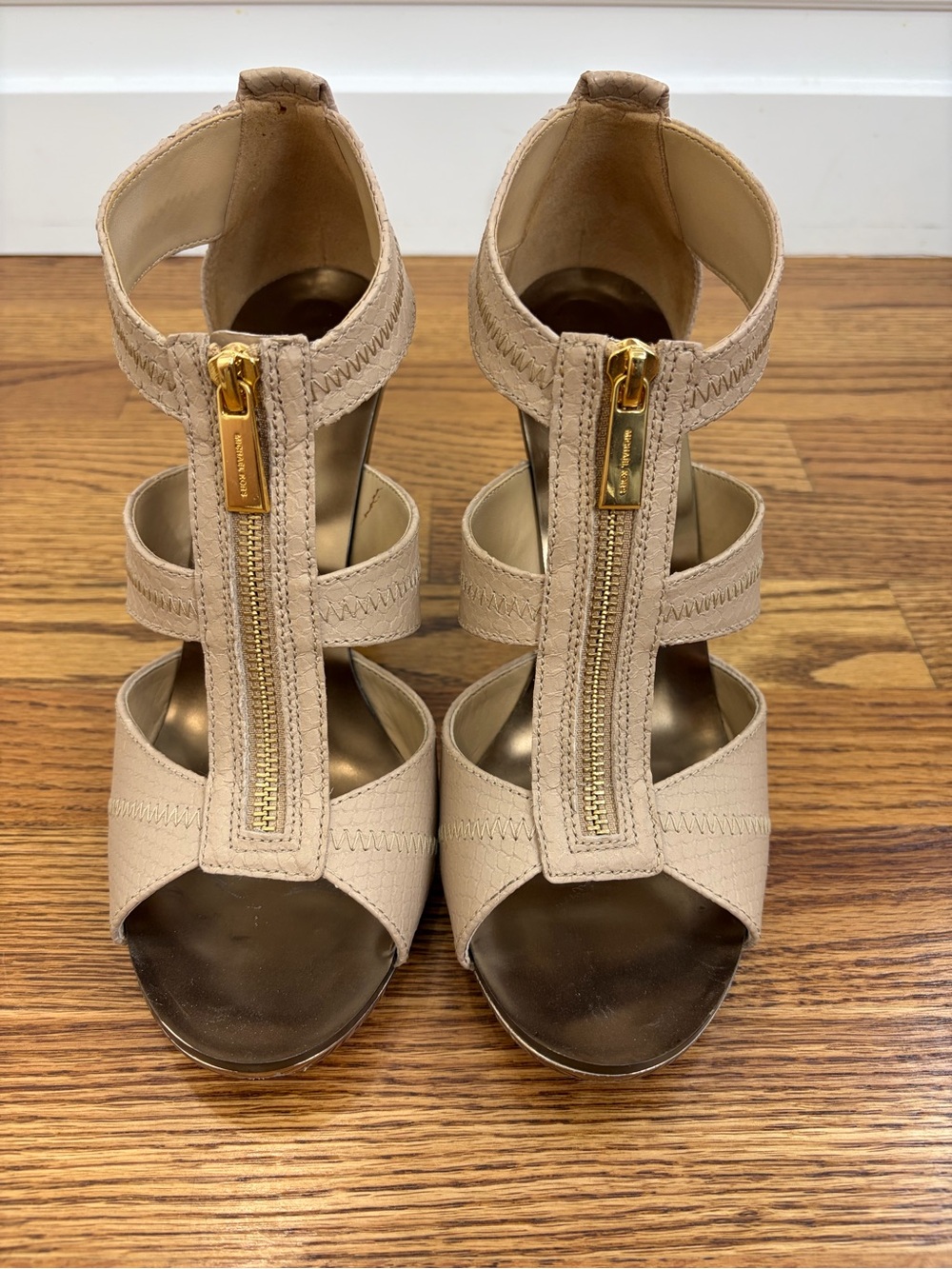 MK Berkley Snake-embossed Leather T-strap Nude Sandals (10) - Picture 5 of 9